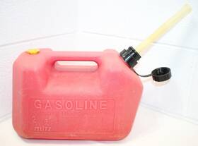 11815 Blitz Vintage 2 Gallon 8 Oz Plastic Vented Fuel Gas Can Cleaned And Dry