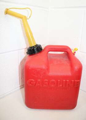 Chilton 088616414374 Vintage P20 2 3/4 Gallon Plastic Vented Fuel Gas Can Cleaned Dry Euc